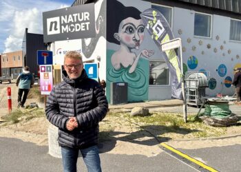 Naturmødechef Leif Jakobsen foran Strandhuset under Naturmødet 2025. Foto (arkiv): Niels Skipper.