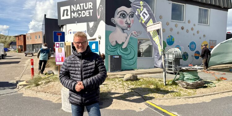 Naturmødechef Leif Jakobsen foran Strandhuset under Naturmødet 2025. Foto (arkiv): Niels Skipper.