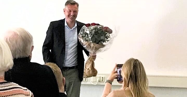 Roser og ros til folketingskandidat Thomas Klimek hos Socialdemokratiet i Hjørring. Foto: Privat.