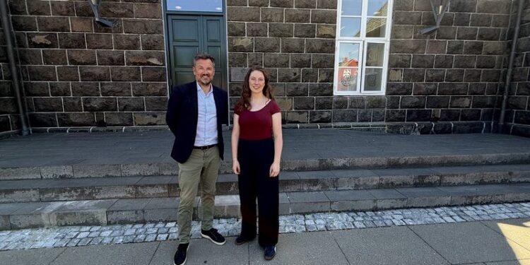 HjørrinG Kommunes 2. viceborgmester Thomas Klimek (S) med Torshavns borgmester Elsa Berg foran det smukke gamle Rådhus i Torshavn. Foto: Privat.