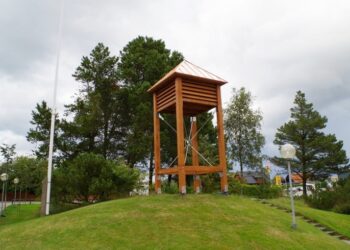Klokkestablen ved Emmersbæk Kirke. Foto (arkiv): Niels Skipper.