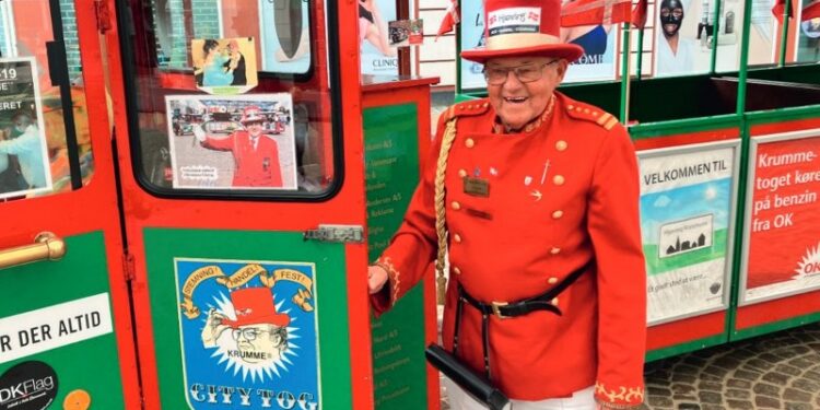 Krumme i sin flotte uniform. Foto: Arkiv.