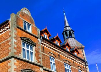 Den 20. oktober 1898 nedlagdes grundstenen til bygningen. Toppen er også flot. Foto: Palle W. Nielsen