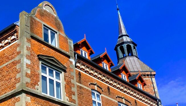 Den 20. oktober 1898 nedlagdes grundstenen til bygningen. Toppen er også flot. Foto: Palle W. Nielsen