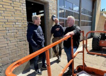 Leif Lund Jakobsen, Anders Münster og Claus Neve Olsen foran Moonshine, hvor de to store porte om sommeren kan åbnes ud mod Sydvestkajen. Foto (arkiv): Niels Skipper.