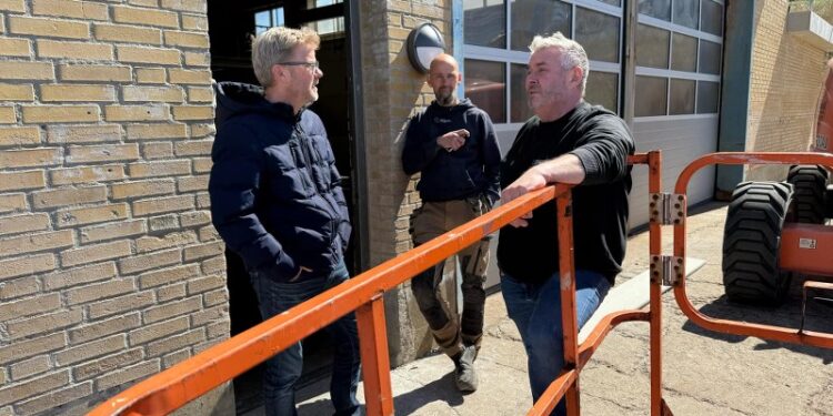 Leif Lund Jakobsen, Anders Münster og Claus Neve Olsen foran Moonshine, hvor de to store porte om sommeren kan åbnes ud mod Sydvestkajen. Foto (arkiv): Niels Skipper.