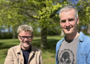 Naturmødechef Leif Lund Jakobsen og kunstner Morten Lykke. Foto: Hjørring Kommune.