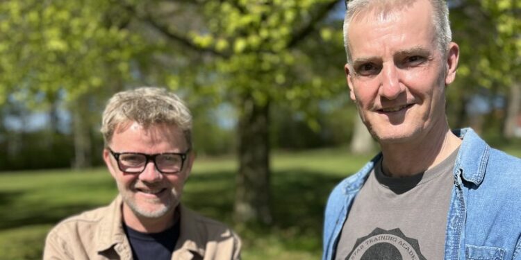 Naturmødechef Leif Lund Jakobsen og kunstner Morten Lykke. Foto: Hjørring Kommune.