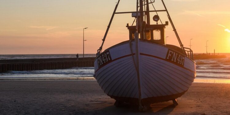 Fiskefartøj på Løkken Strand. Foto: Jimmy Møller/Creative Photo.