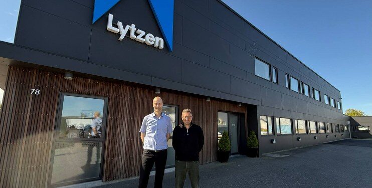 Direktør og medejer Anders Nielsen med folketingskandidat Thomas Klimek. Foto: Privat.