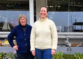 Pylle og Sara foran Købmand Munch ved Tornby Strand. Foto: Privat.