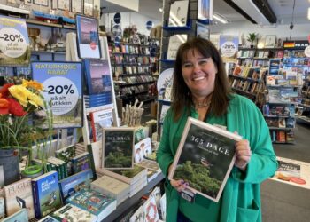 Henriette hos Bog & idé i Hirtshals ses her med bogen "365 dage i naturen på Mols" af Morten DD Hansen. Foto: Privat.