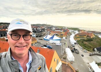 Allerede onsdag aften var det meste på plads og klar til Naturmødet 2025. Her er en del af området foreviget fra værelsestårnet ved Hotel Hirtshals. Foto: Niels Skipper.