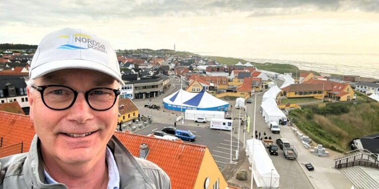 Allerede onsdag aften var det meste på plads og klar til Naturmødet 2025. Her er en del af området foreviget fra værelsestårnet ved Hotel Hirtshals. Foto: Niels Skipper.
