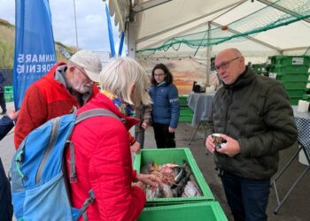 Selv om Nillers ellers altid sindige temperament endnu lørdag var på kogepunktet, havde han tid og åndsnærværese til at   fortæller gæsterne om fisk og fiskeriet i Hirtshals. Foto: Niels Skipper.