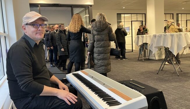 Mads Laursen er journalist og pianist. På billeder hygger han om gæsterne til reception i Nordeas nye filial i Hjørring. Arkivfoto: Palle W. Nielsen