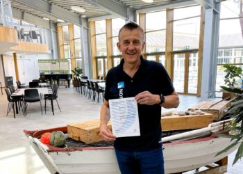 Teknik- & Servicechef Claus Drivsholm med papiret, der dokumenterer den flotte certificering til Nordsøen Oceanarium og Forskerpark.