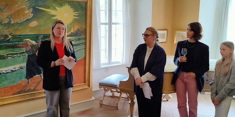 Socialdemokratiets borgmesterkandidat Mai-Britt Beith åbnede officielt udstillingen på Odden. Foto: Elling.