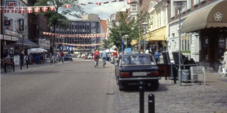 Springvandspladsen med Codanhus set fra en trafikeret Østergade. Foto: Arkiv.dk.