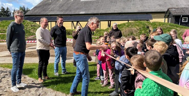 Skoledistriktsleder Lars Brøndum Leed, teknisk serviceleder, Jacob Jensen, afgående skoleleder, Per Aaen (klipper snoren), samt ny skoleleder i Lendum, Lars Hviid Pilgaard, deltog i indvielsen. Privatfoto.