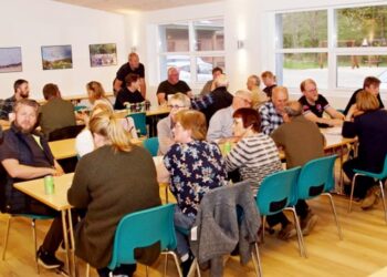 Ca. 30 var mødt frem i Rakkeby Skovhus for at høre om mulighederne for lokal projektstøtte fra VE-investorerne. Foto: Helge Jensen.