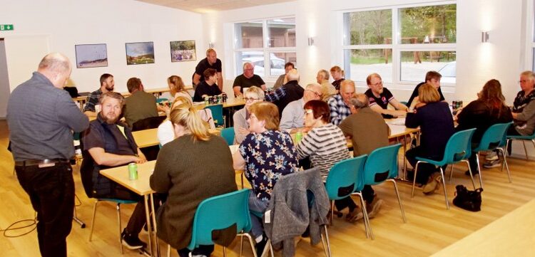 Ca. 30 var mødt frem i Rakkeby Skovhus for at høre om mulighederne for lokal projektstøtte fra VE-investorerne. Foto: Helge Jensen.