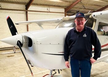 Anders Jensen ved sin flotte Cesna. Foto: Privat.