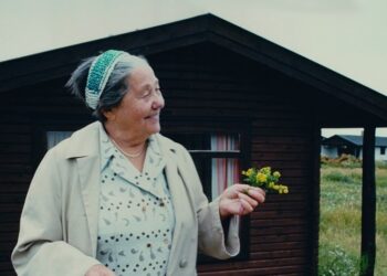 Signe Hansen i området ved Kjul Strand. Foto: Hirtshals Museum.