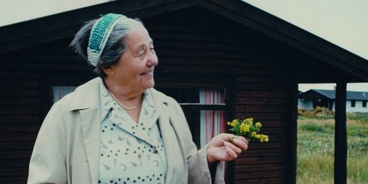 Signe Hansen i området ved Kjul Strand. Foto: Hirtshals Museum.