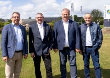 Christian Hem, Jens Stadum, Mogens Gade og Per Dam på Ilsigvej 21 i Hune. Foto: Sol og Strand.