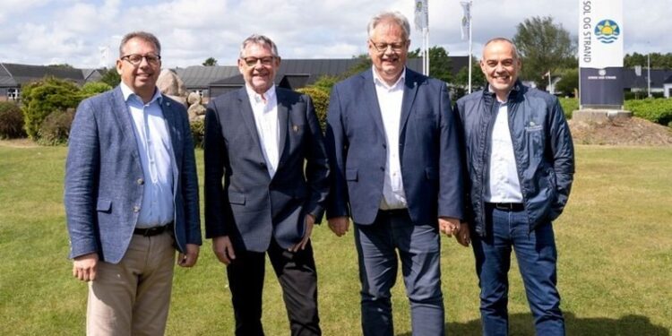 Christian Hem, Jens Stadum, Mogens Gade og Per Dam på Ilsigvej 21 i Hune. Foto: Sol og Strand.