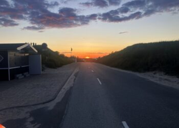 Solnedgang ved Tversted 16.5.25 med Det Grå og Det Blå Ishus til venstre i billedet. Foto: Palle W. Nielsen