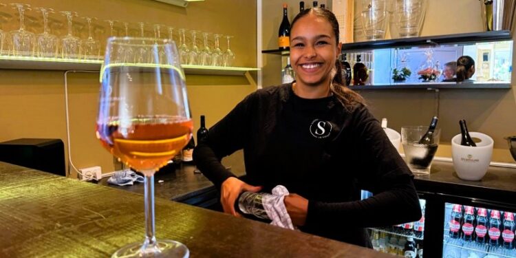 Stephanie har rigtig god grund til at være glad for den nye Stephanelli's Winebar & Shop. Foto: Niels Skipper.