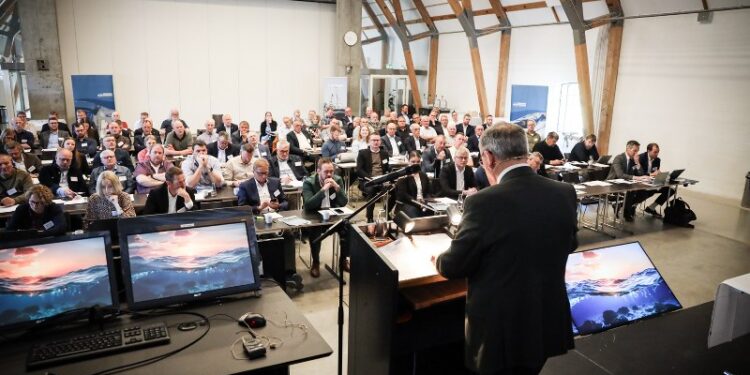 Formand Svend-Erik Andersen på talerstolen ved generalforsamlingen i Danmarks Fiskeriforening. Foto: Fiskeri Tidende.