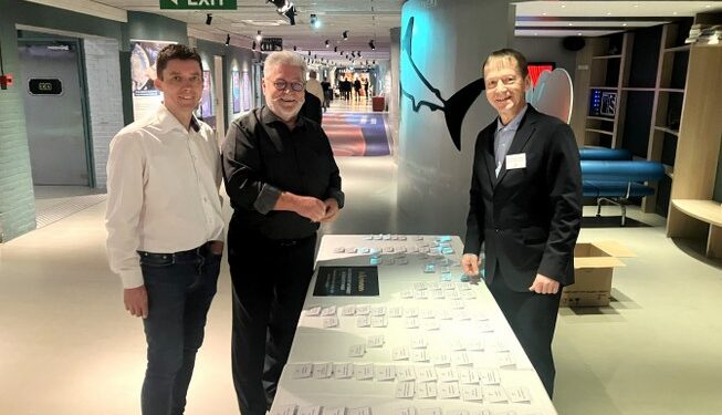 Steffen og Ivan Lindgren Hansen tjekker igen ind hos salgs- og sponsorchef Ole Kjærsgaard Nielsen på Nordsøen Oceanarium og Forskerpark. Foto: Palle W. Nielsen