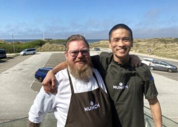 Tu og Jesper tager imod gæsterne på Restaurant Munch i Tornby. Foto: Niels Viberg, Skaga FM.