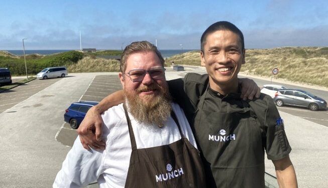 Tu og Jesper tager imod gæsterne på Restaurant Munch i Tornby. Foto: Niels Viberg, Skaga FM.