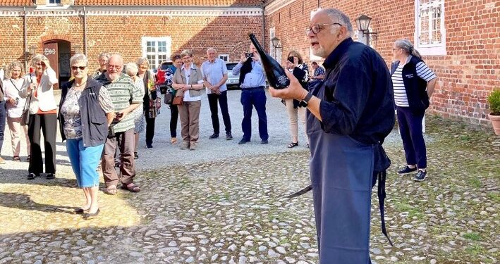 Uffe Nielsen sabler champagne til festen på Sæbygaard. Privatfoto