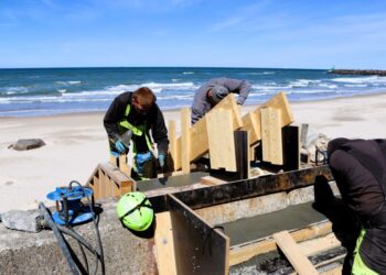 Her arbejdes der på trappen ned til Pelles Strand, som strækningen langs Vestmolevej populært kaldes i Hirtshals.