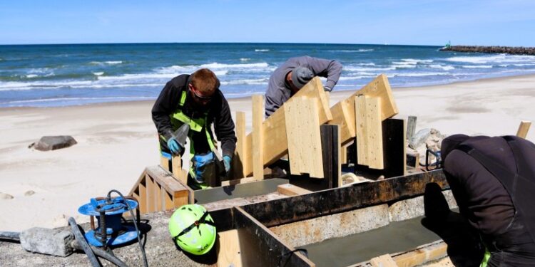 Her arbejdes der på trappen ned til Pelles Strand, som strækningen langs Vestmolevej populært kaldes i Hirtshals.