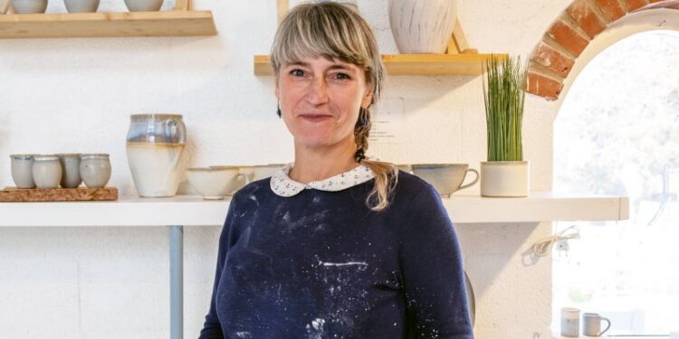 Vibe Falkenberg Hansen hos Keramoda er en af flere kunsthåndværkere og spisesteder, der igen i år lægger matrikel til musik ved Lønstrup Festival. Foto: Privat.