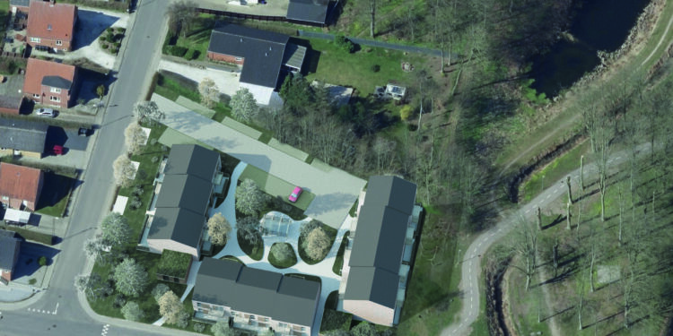 Møllegården ligger bynært på hjørnet af Møllevej og Sdr. Vråvej, blot nogle få meter til Idrætscenter Vendsyssel med idrætshaller og et kommende svømmecenter samt Vrå Børne- og Kulturhus. Desuden tæt til indkøb og offentlig transport.