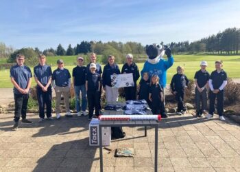 På billedet ses Helle sammen med Tanja fra A-Z og Billie samt mange glade børn i deres nye poloer. Privatfoto