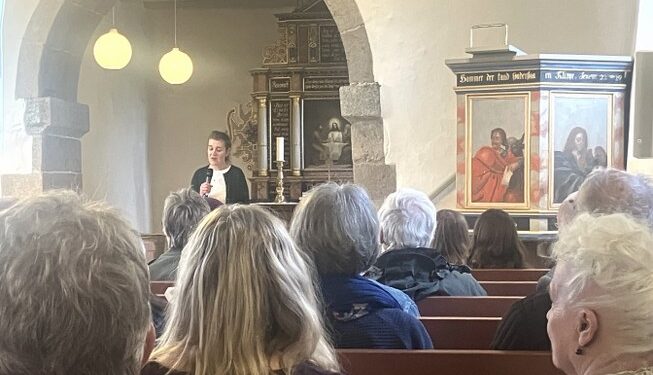 Formand for menighedsrådet ved Tversted Kirke, Dagmar Fellmann, bød velkommen. Foto: Palle W. Nielsen