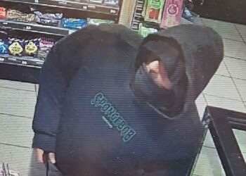 Manden, der er mistænkt i røverisagen, beskrives således:
Mand - 170-175 centimeter høj
Iført hættetrøje, hvor der på brystet stod ”Spongebob” og på ryggen ”Slasher”. På ryggen var desuden et motiv af Svampebob Firkant. Derudover var manden iført grå joggingbukser og hvide sko. Foto fra Nordjyllands Politi