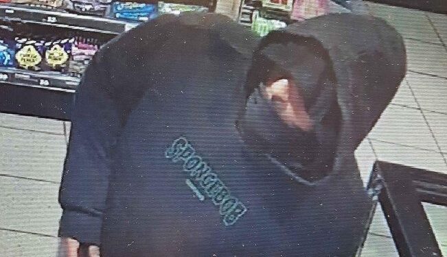 Manden, der er mistænkt i røverisagen, beskrives således:
Mand - 170-175 centimeter høj
Iført hættetrøje, hvor der på brystet stod ”Spongebob” og på ryggen ”Slasher”. På ryggen var desuden et motiv af Svampebob Firkant. Derudover var manden iført grå joggingbukser og hvide sko. Foto fra Nordjyllands Politi