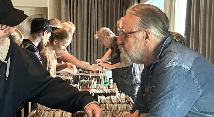 Der er altid stor interesse for oplevelser og skattejagt i en spændende musikalsk verden - pladebasar på Vendsyssel Teater. Arkivfoto: Palle W. Nielsen