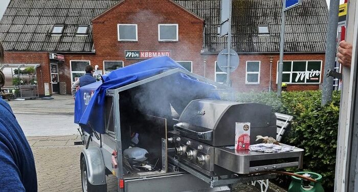 Snart tændes grillen på Soltorvet foran Min Købmand i Lendum. Privatfoto