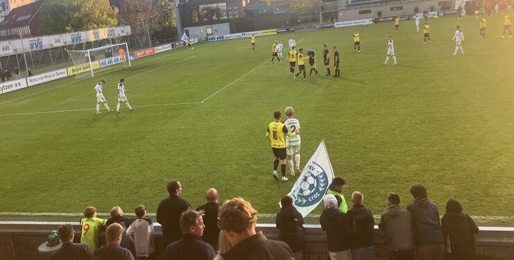 Sidste kamp i landets næstbedste række, ihvert fald i det næste års tid, er blæst af, og de hvide er skuffede. Foto: Palle W. Nielsen
