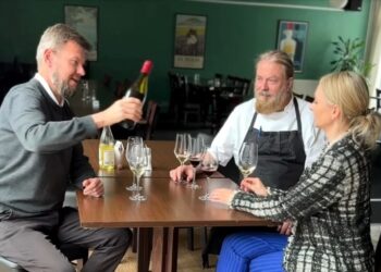 Renée Søndergaard og Søren Borrisholt prøve smager sammen med Åge Vinther vine til arrangementet den 30. maj. Privatfoto